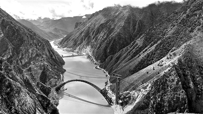 图为川藏铁路拉林段重点标志性工程藏木特大桥合龙场景。 新华社记者 普布扎西 摄