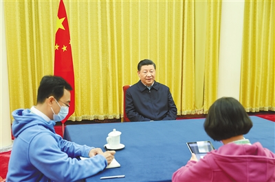11月2日，中共中央总书记、国家主席、中央军委主席习近平在北京中南海参加第七次全国人口普查登记。这是习近平在回答普查员的询问。  新华社记者 鞠鹏 摄