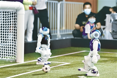 5月21日，2021RoboCup机器人世界杯中国赛暨亚太机器人世界杯天津国际邀请赛开幕。图为参赛机器人在足球比赛中射门。 新华社记者 赵子硕 摄