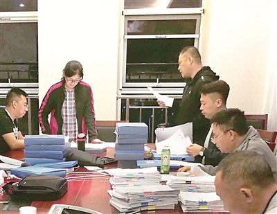 内蒙古自治区纪委监委专案组工作人员在研判文民案情。  石继芳 摄