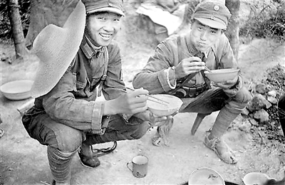 1941年，王震率领八路军第三五九旅屯垦南泥湾，于三年时间里把荒山野岭变成了“陕北好江南”。无论生活多么艰苦，大多数战士都是坚定乐观的。图为1944年，战士们在吃饭。（资料图片）