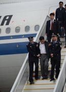 “红色通缉令”2号嫌犯  李华波被遣返回国