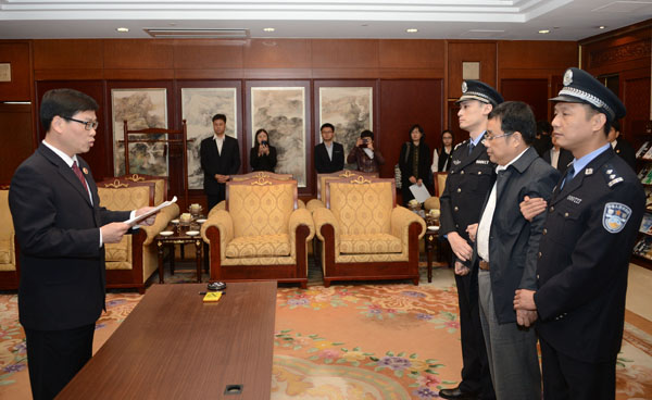 李华波被遣返回国