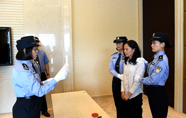 美国向中国强制遣返贪污贿赂犯罪嫌疑人邝婉芳