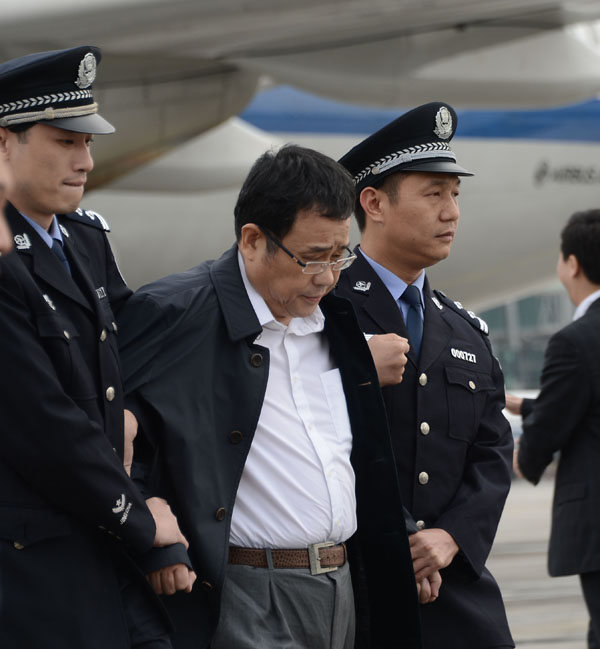 李华波在新加坡出狱后被遣返回国