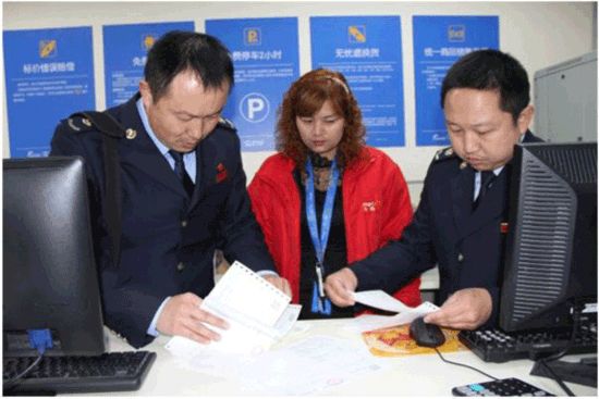 云南省昆明市西山区纪委发现可疑购物单据,与商家开据的发票仔细核对