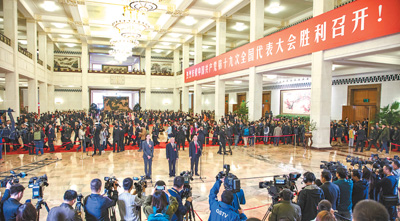 24日,中国共产党第十九次全国代表大会闭幕会举行。图为闭幕会后,魏秋月、孟广禄、薛晨阳代表(自左至右)在接受采访。