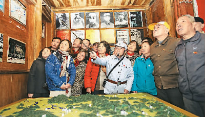 11月21日,在安徽繁昌县中分村新四军三支队司令部旧址,来自安徽省芜湖市新芜社区31名新老党员,听取中分村红色历史的讲解。