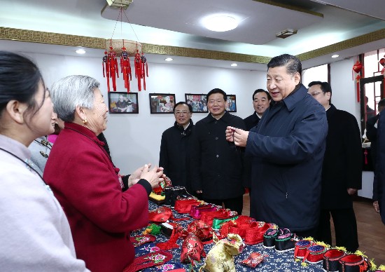 十九大后首调研 习近平花30元买村民手工香包: