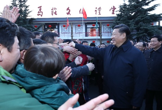 十九大后首调研 习近平花30元买村民手工香包: