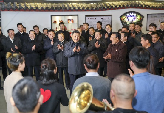 十九大后首调研 习近平花30元买村民手工香包: