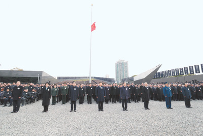 12月13日上午,中共中央、全国人大常委会、国务院、全国政协、中央军委在南京隆重举行南京大屠杀死难者国家公祭仪式。习近平、俞正声等党和国家领导人出席仪式。 新华社记者 谢环驰摄
