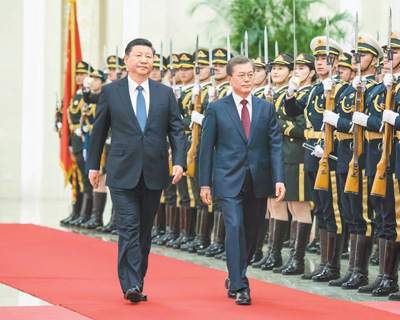 12月14日,国家主席习近平在北京人民大会堂同来华进行国事访问的韩国总统文在寅举行会谈。这是会谈前,习近平在人民大会堂北大厅为文在寅举行欢迎仪式。 新华社记者 李 涛摄