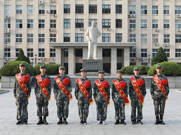 习近平回信的8名入伍大学生,依次为:胡一帆,蔚晨阳,阿斯哈尔·努尔太,王晗,贾岚珺,戴蕊,李业广,董旭东。南开大学新闻中心供图