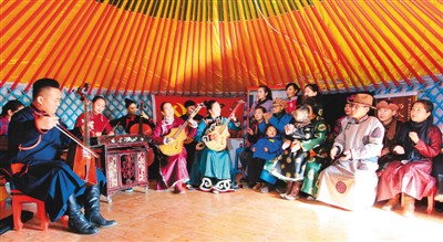 2017年11月23日,苏尼特右旗乌兰牧骑队员在桑宝拉格苏木额尔登塔拉嘎查为牧民表演文艺节目。乌兰牧骑,蒙古语意为“红色的嫩芽”,后被引申为“红色文艺轻骑兵”,是适应草原上地广人稀特点而诞生的文化工作队。 2017年11月21日,习近平总书记给乌兰牧骑队员们回信,勉励他们继续扎根基层、服务群众,努力创作更多接地气、传得开、留得下的优秀作品,永远做草原上的“红色文艺轻骑兵”。 新华社记者 邓 华摄
