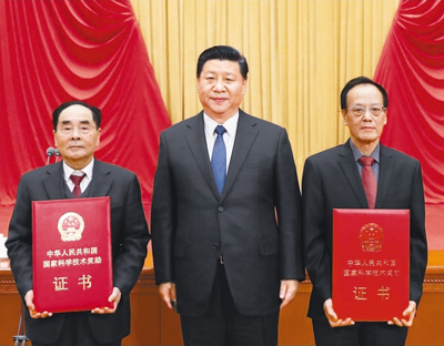 1月8日，国家科学技术奖励大会在北京人民大会堂隆重举行。中共中央总书记、国家主席、中央军委主席习近平向获得2017年度国家最高科学技术奖的南京理工大学王泽山院士（右）和中国疾病预防控制中心病毒病预防控制所侯云德院士（左）颁发奖励证书。 　　新华社记者 鞠 鹏摄