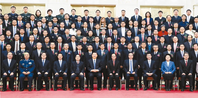 1月8日，国家科学技术奖励大会在北京人民大会堂隆重举行。党和国家领导人习近平、李克强、张高丽、王沪宁出席大会并为获奖代表颁奖。会前，习近平等党和国家领导人会见获奖代表并同大家合影留念。 　　新华社记者 谢环驰摄