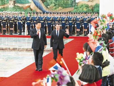 一月九日,国家主席习近平在北京人民大会堂同法国总统马克龙举行会谈。这是会谈前,习近平在人民大会堂北大厅为马克龙举行欢迎仪式。 新华社记者 王 晔摄