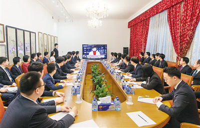 2017年12月30日,在俄罗斯首都莫斯科,中国留学生代表通过央视《新闻联播》聆听中共中央总书记、国家主席、中央军委主席习近平给莫斯科大学中国留学生的回信。 新华社记者 白雪骐摄