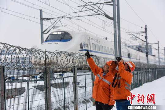 1月28日,南昌供电段职工对武九高铁沿线供电设备进行巡视。 中新网王成梁 摄
