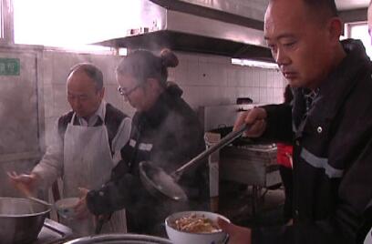 山西晋城市近日普降大雪,地面积雪厚度最深达20厘米。由于高速封闭,不少车辆在山区公路滞留。附近收费站的工作人员,把被困司机带到单位食堂,让大家在寒冷的冬天里吃上一碗热腾腾的面条。@央视新闻