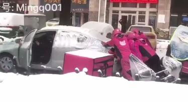 南京大雪,一辆轿车因抛锚陷入冰雪中无法动弹,驾驶员无奈独自推车。最后在路过的外送小哥帮助下,众人合力将该车从雪地中推至修理处。此事被众人广泛传播,不少网友纷纷说:天气恶劣,心疼身边的这些站在一线工作外卖小哥。@