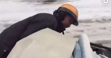 1月28日上午,因下雪路滑,长沙市西湖路一位骑电动车驮着大包货物的市民摔倒在路中央。由于货物较重,他手足无措,不知道该如何解决。此时有路过的 2 位热心市民上前帮忙,帮助其把掉地上的货物拿起来,扶正电动车。路不好走,但赶路还得继续,不敢骑车,只好用脚一步一步向前挪着走。他向两位热心市民道谢,小心地踏上了后面的路程。@潇湘晨报