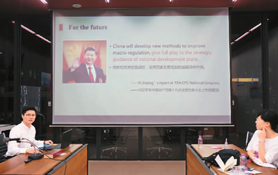 在泰国朱拉隆功大学,清华大学公共管理学院博士生石智丹(左)用英文讲解中国国家治理中的五年规划 霍元东摄