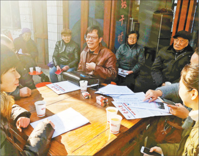 “名嘴”黄正平在“小院课堂”宣讲。 人民视觉