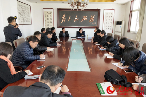 图为塔元庄村党支部书记尹计平给村两委班子宣讲十九大精神。李晓 摄