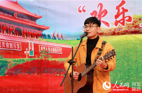 图为邯郸市峰峰矿区大峪镇大学生村官苏智演唱自己创作的歌曲《十九大的暖风吹啊吹》,表达了他“把青春献给基层”的满腔热情,引起众多青年的共鸣。陈思危 摄