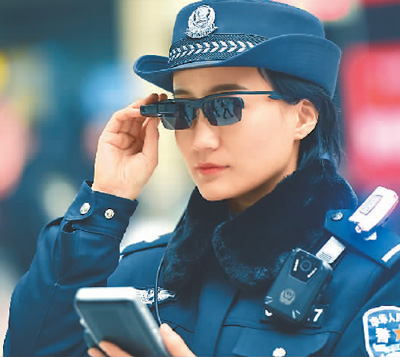 在郑州东站,民警使用人像比对警务眼镜进行人像识别。宁坚摄(人民视觉)