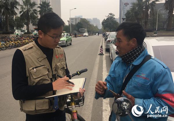 人民网记者就修宪建议进行街采,市民纷纷表示拥护修宪,并为此点赞。