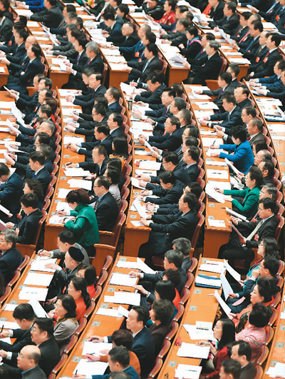 中国人民政治协商会议第十三届全国委员会第一次会议上,委员们在认真听会。 新华社记者 高 洁摄