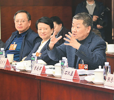 3月7日,全国政协新闻出版界别举行小组会议,讨论宪法修正案草案。图为曾庆军委员在会上发言。 本报记者 史自强摄
