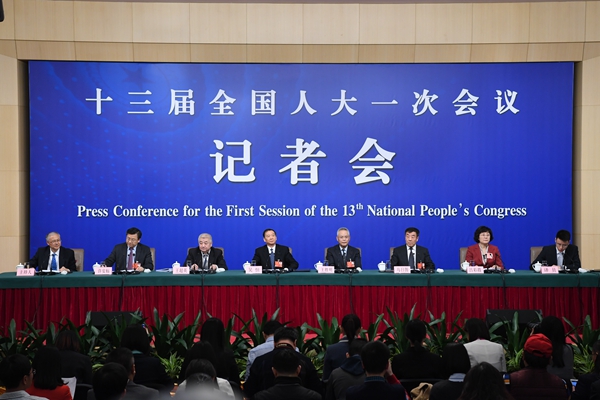 十二届全国人大内司委副主任委员王胜明、财经委副主任委员乌日图、教科文卫委副主任委员吴恒、环资委委员吕彩霞,全国人大常委会法工委副主任王超英、副主任许安标就“人大立法工作”相关问题回答中外记者提问。