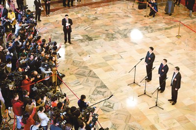 全国人大代表陈虹(右)、王建清(中)、郭锐(左)在“代表通道”接受采访。 新华社记者 王建华摄