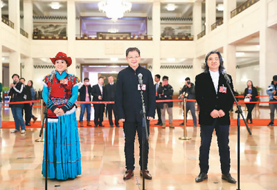 全国政协委员吴为山(右)、戚建波(中)、茸芭莘那(左)在“委员通道”接受采访。 新华社记者 张玉薇摄