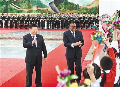 三月二十九日,国家主席习近平在北京人民大会堂同纳米比亚总统根哥布举行会谈。这是会谈前,习近平在人民大会堂北大厅为根哥布举行欢迎仪式。 新华社记者 饶爱民摄