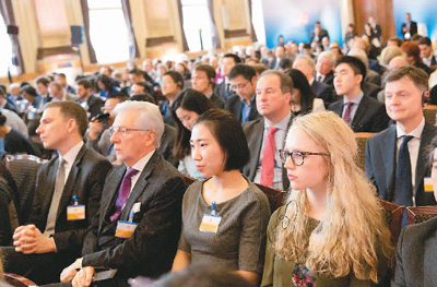 图为4月11日,在英国伦敦,嘉宾出席《习近平谈治国理政》第二卷多语种图书首发式。 伊莎贝尔·因方特摄(新华社发)