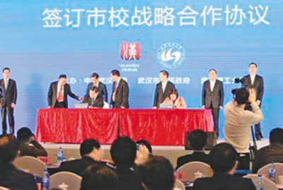 校友引才成为武汉、南京、杭州等地引才的一个亮点,除了国内名校毕业生,海外高层次人才成为校友引才的重点。图为2017年10月31日,“百万校友资智回汉·武汉理工大学专场”活动现场。