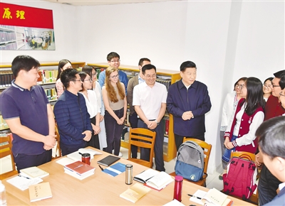 5月2日,中共中央总书记、国家主席、中央军委主席习近平来到北京大学考察。这是习近平在北京大学马克思主义学院,与正在就“解读新时代”进行座谈交流的中外学生亲切交谈。 新华社记者 李 涛摄