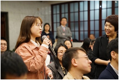 党课活动主持人秦畅现场采访90后党员听众 王海滨 摄