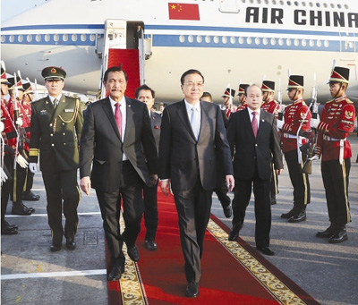 李克强抵雅加达对印尼进行正式访问