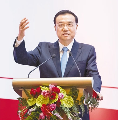 当地时间5月7日晚,国务院总理李克强在雅加达与印尼副总统卡拉共同出席中国—印尼工商峰会并发表主旨演讲。 新华社记者 王 晔摄