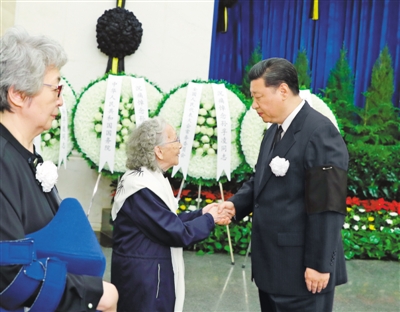 5月24日,孙孚凌同志遗体在北京八宝山革命公墓火化。习近平、李克强、栗战书、汪洋、王沪宁、赵乐际、韩正等前往八宝山送别。这是习近平与孙孚凌亲属握手,表示深切慰问。 新华社记者 谢环驰摄