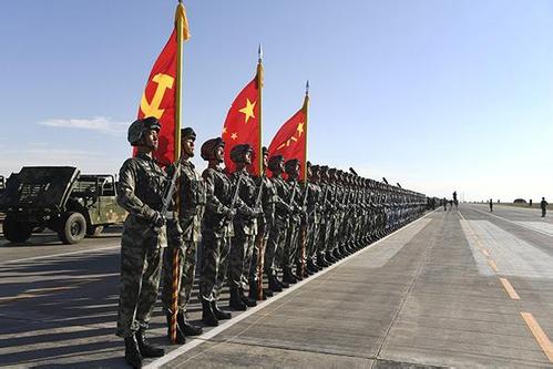 在党的旗帜下奋进强军新时代