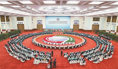 9月4日,中非合作论坛北京峰会圆桌会议在北京人民大会堂举行。国家主席习近平和论坛共同主席国南非总统拉马福萨分别主持第一阶段和第二阶段会议。 新华社记者 李涛 摄