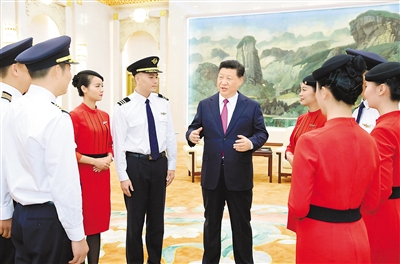 中共中央总书记、国家主席、中央军委主席习近平专门邀请四川航空“中国民航英雄机组”全体成员参加庆祝中华人民共和国成立六十九周年招待会。这是九月三十日下午国庆招待会前,习近平在人民大会堂亲切会见他们