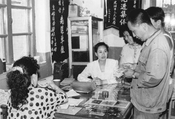 1992年,辽宁省沈阳市社会保险部门为企业退休职工发放养老金